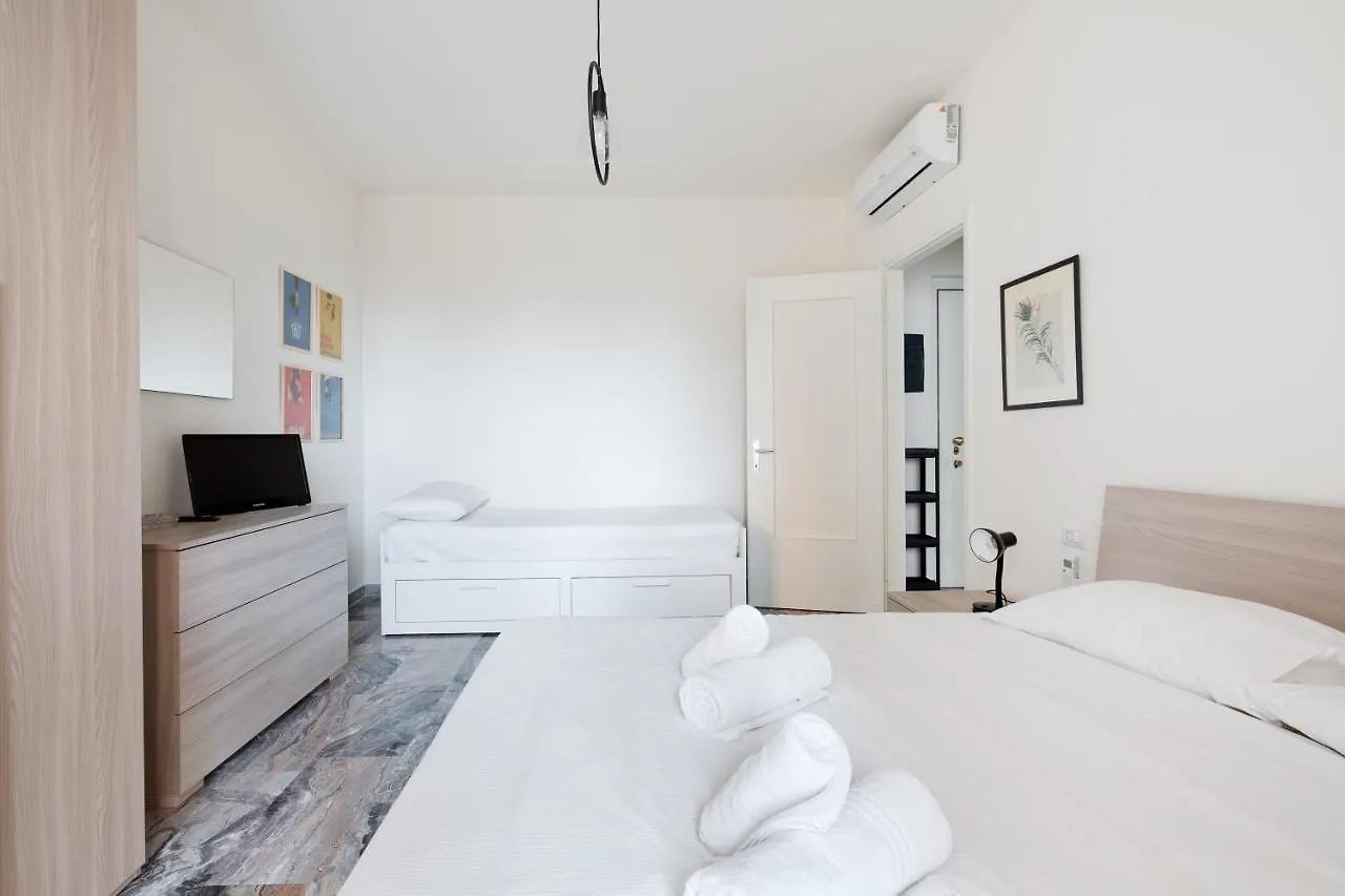 Dergano Comfy Apartment - 250 M Far From M3 Milan